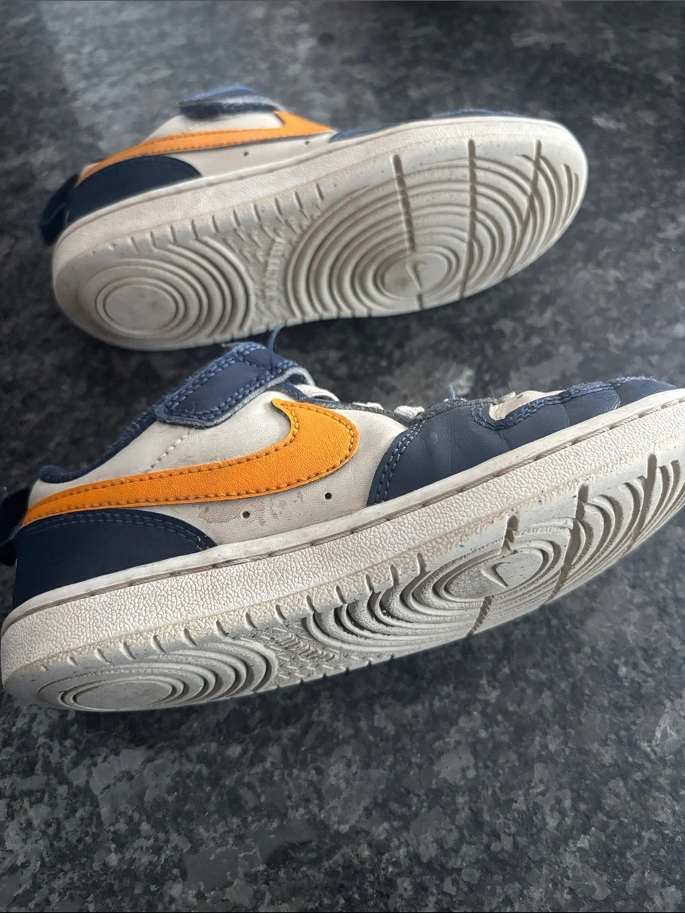 Nike Kids Navy, White and Yellow Low-Top Sneakers 11.5c